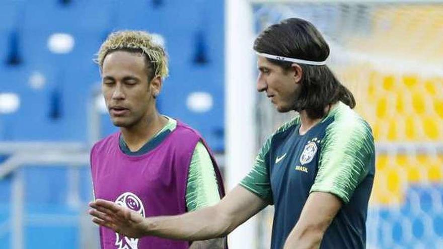 Neymar charla con Felipe Luiz en el entrenamiento de Brasil. // Efe