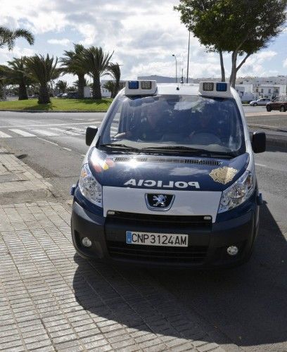 Furgoneta de la policÃ­a nacional entrando en los juzgados de Arrecif