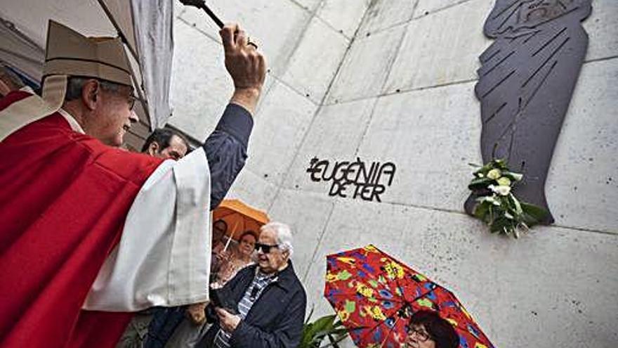 L&#039;abat de Montserrat, en el moment de la benedicció de la imatge.