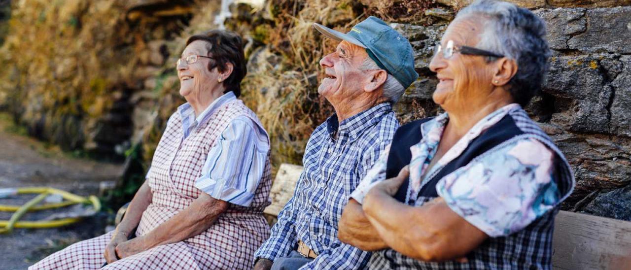 La mayoría de los pueblos pequeños registran ya una edad media elevada. Los mayores son la alegría del mundo rural, pero es necesario un relevo que no llega por el descenso de los nacimientos.