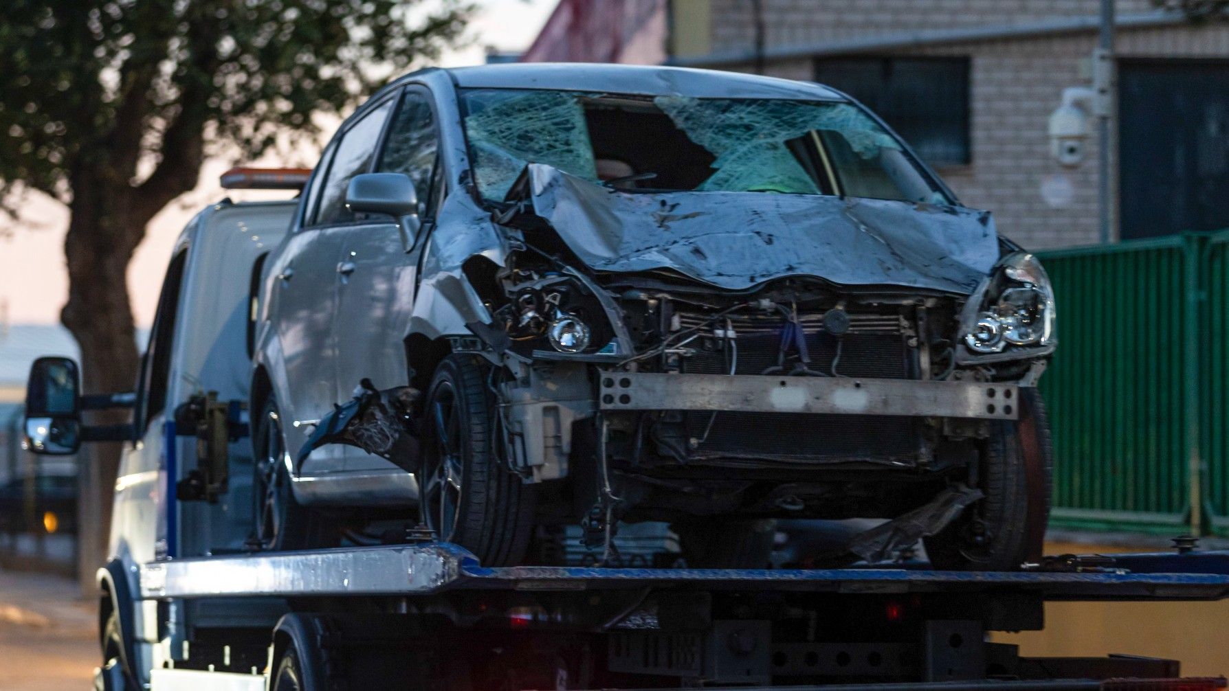 Una grúa se lleva un coche destrozado