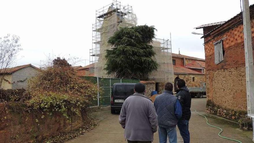 Varios vecinos observan los trabajos de recuperación de San Juan Degollado.