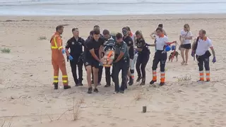 Salvan a un hombre que se ahogaba en la playa de Oliva