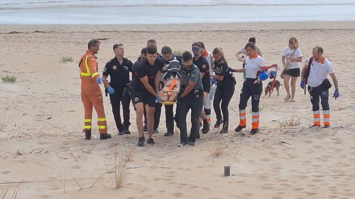 El hombre rescatado, en el momento de ser trasladado a la ambulancia.