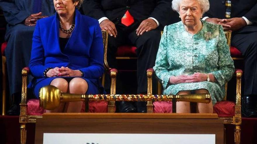 Theresa May e Isabel II. // Reuters