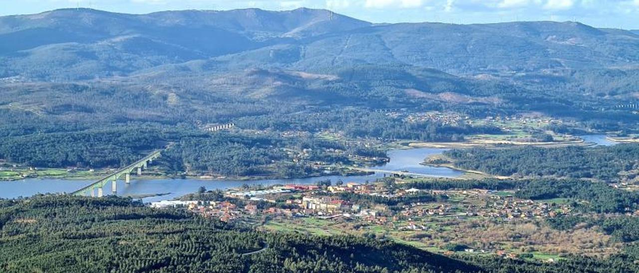 El coste del viaducto ferroviario del Eje Atlántico sobre el río Ulla, a la izquierda, se eleva hasta los 140 millones.