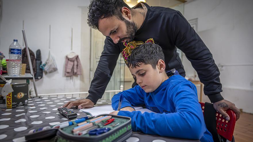 Ellis y sus padres forman parte de la gran comunidad de familias gitano-rumanas que viven en asentamientos de barracas y locales ocupados del barrio de Vallcarca.