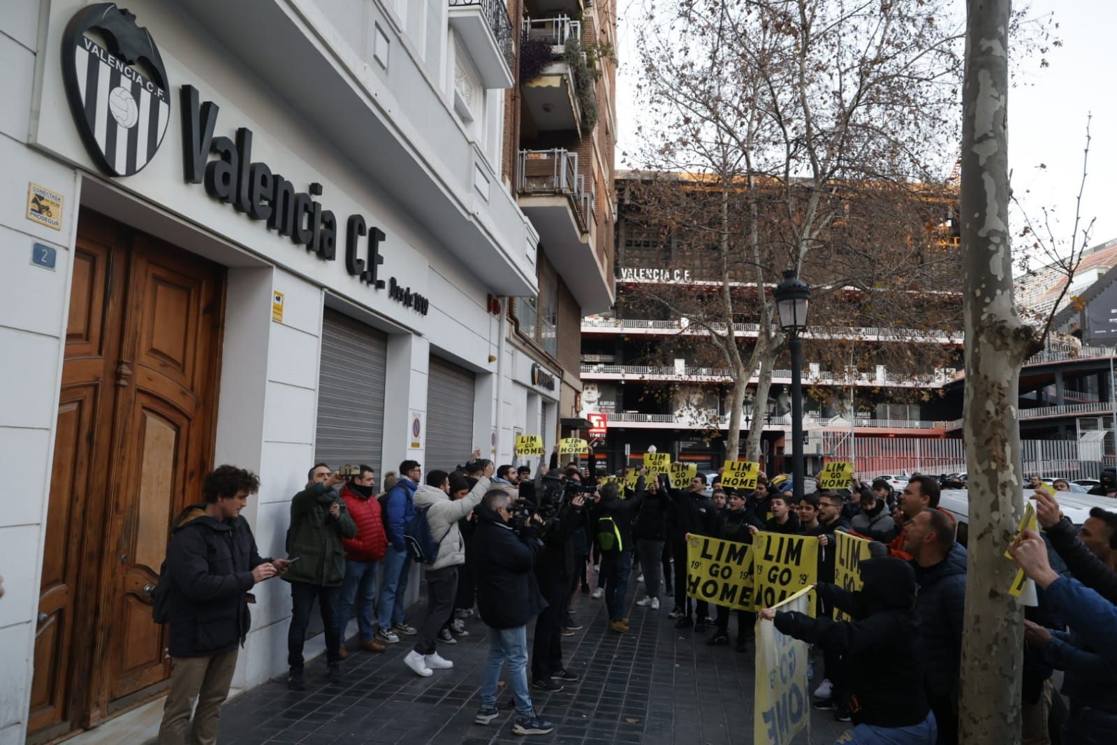 Más de 300 valencianistas protestan contra la gestión de Meriton en las oficinas del Valencia CF