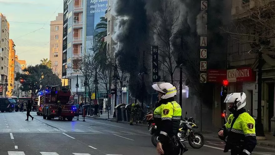 Un incendio calcina un bingo en el centro de Valencia
