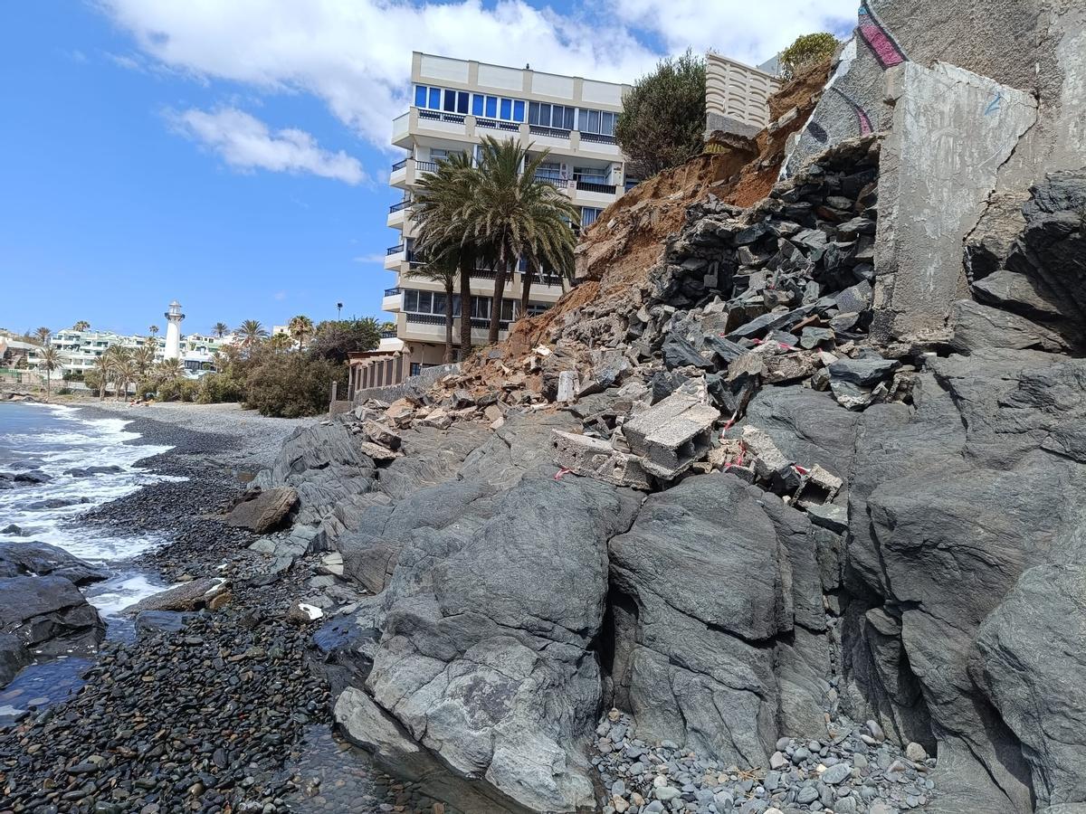 Escombros del muro perteneciente al complejo Águila Playa que derribó la borrasca Therese.