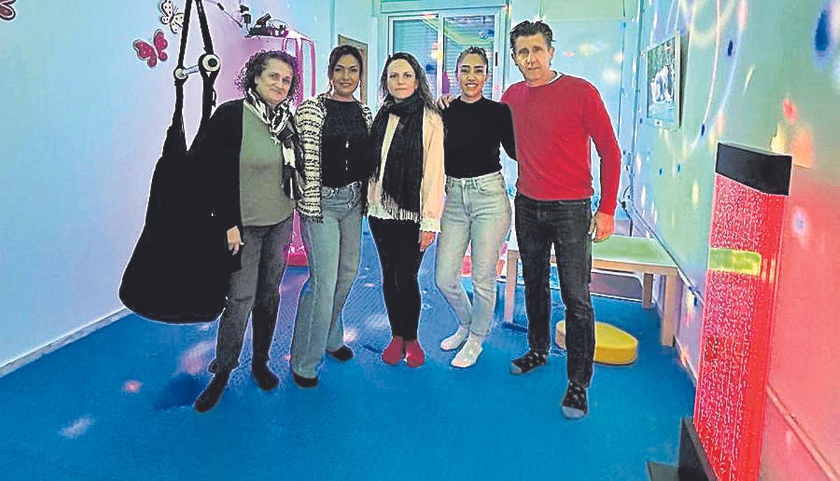 Miembros de la directiva del CEIP Eduardo Lucena, en 'El jardín de los sentidos'.