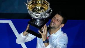 Djokovic, con el trofeo de Australia.