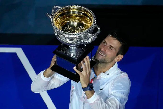 Djokovic, con el trofeo de Australia.