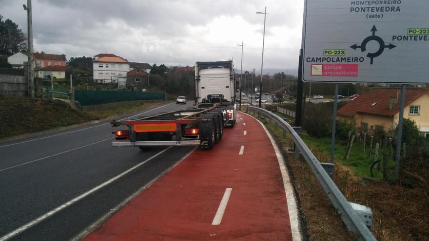 Un camión aparcado en el carril bici del puente das Palabras