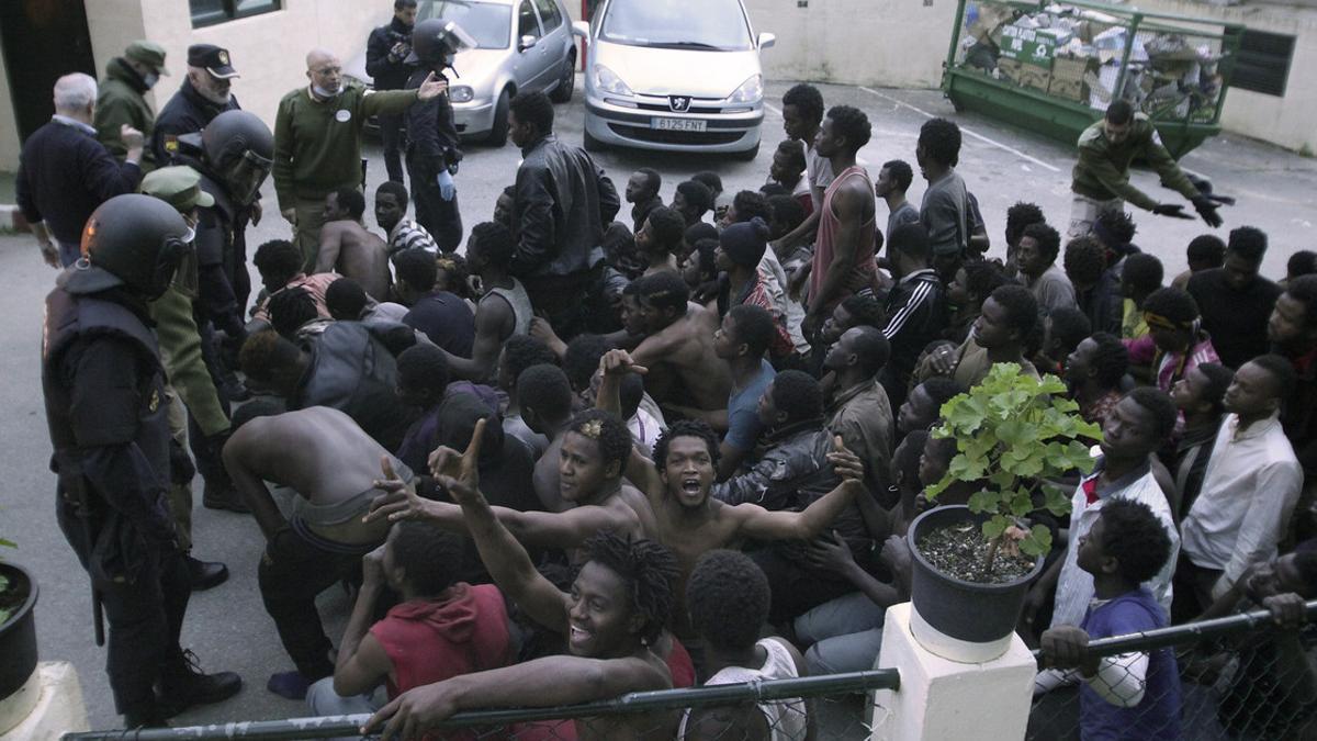 Algunos de los inmigrantes que han entrado en Ceuta, ante el Centro de Estancia Temporal de Inmigrantes.