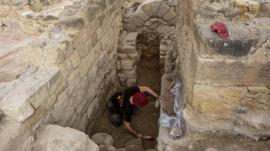 Las excavaciones en Lucentum sacan a la luz el horno de las termas de Popilio