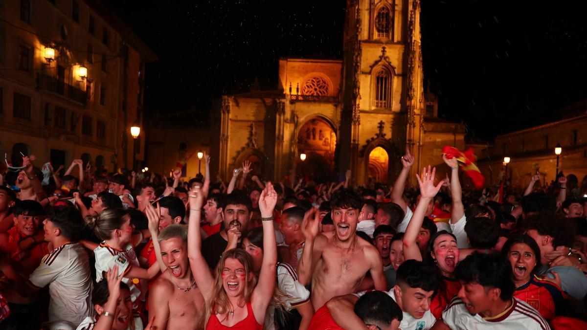 Oviedo hace retumbar a la Catedral tras el triunfo de España: "Partido perfecto en el día perfecto"