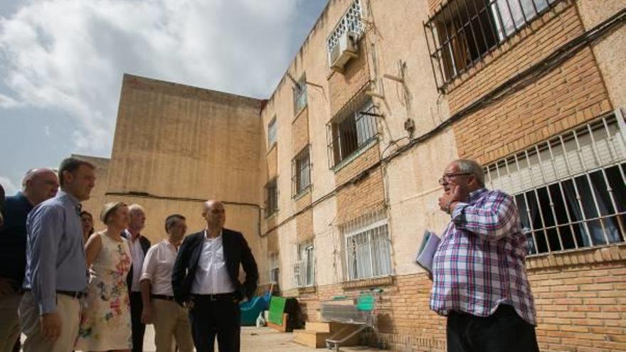 El Consell promete fondos para las casas de Juan XXIII y el palacete de Labradores