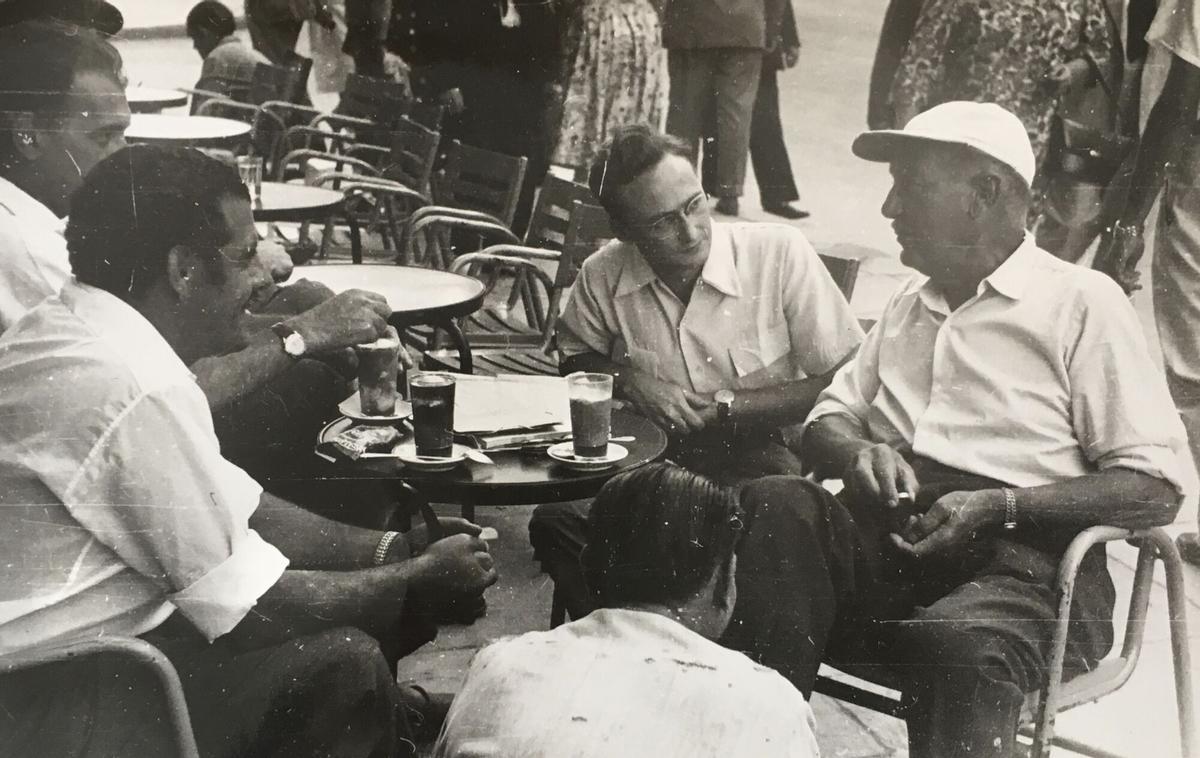 Guillermo Jiménez Smerdou, en plena entrevista con Paul Lukas en ‘Gambrinus’, en Málaga, en septiembre de 1956
