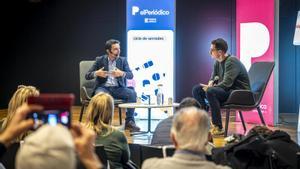 Manu Reyes, alcalde de Castelldefels, y Manuel Arenas, periodista de EL PERIÓDICO, en un coloquio.