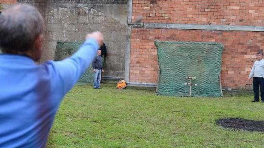 Una competición de &quot;tiro á chave&quot; en Cangas. // G.Núñez