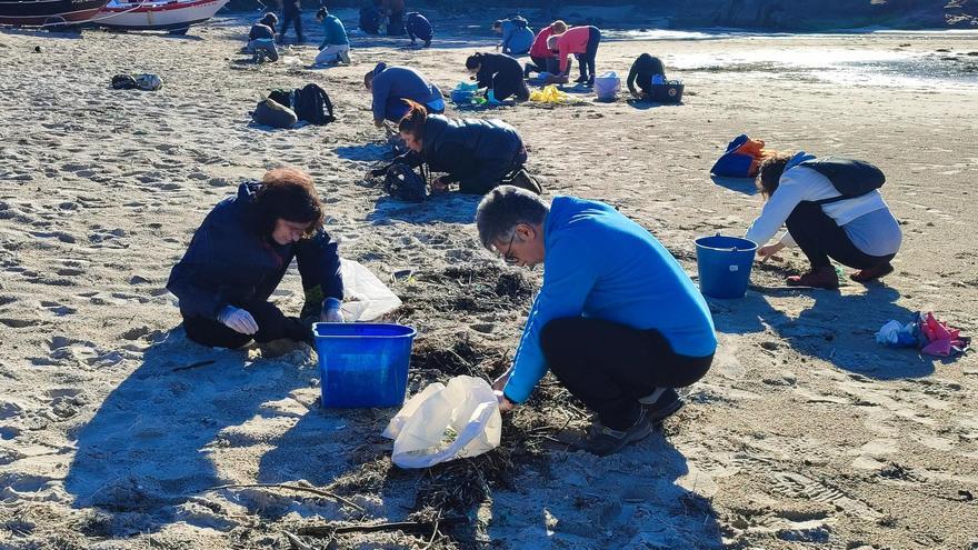 Al rescate de Nerga: voluntarios limpian las bolas de plástico de la playa
