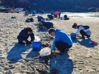 Desembarco contra los pellets en la playa de Nerga