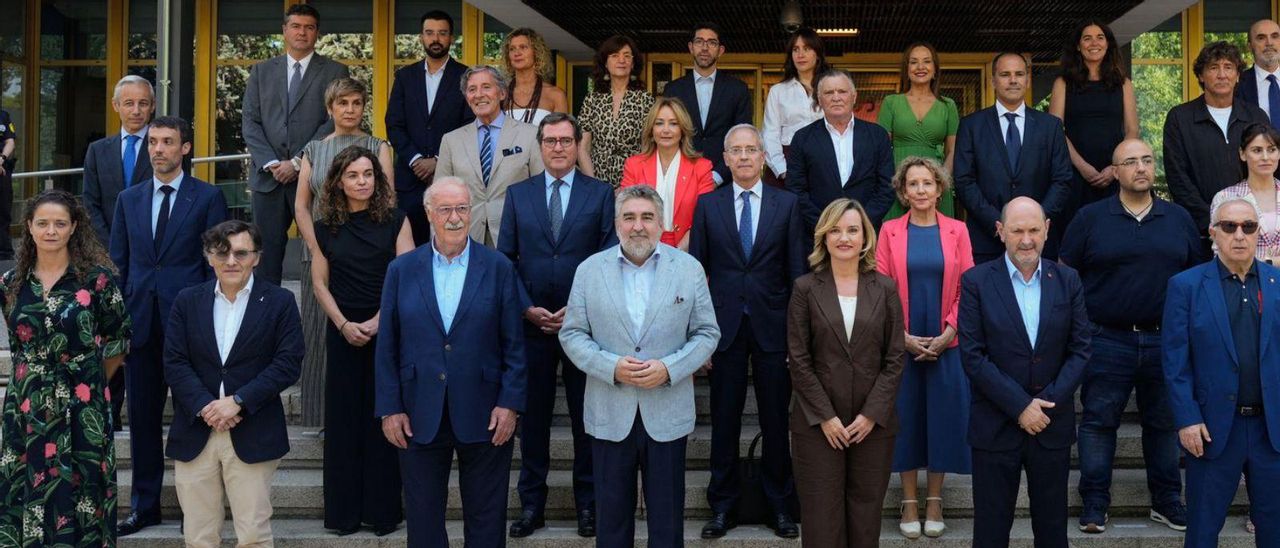 La ministra Pilar Alegría, en medio de Uribes y Louzán. Detrás, Marián Mouriño.