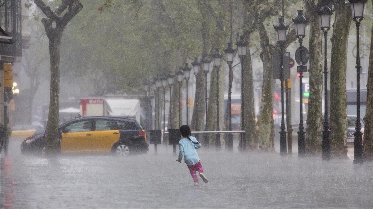 zentauroepp34780400 barcelona 22 07 2016 lluvia tormenta en el passeig de gracia180810170751