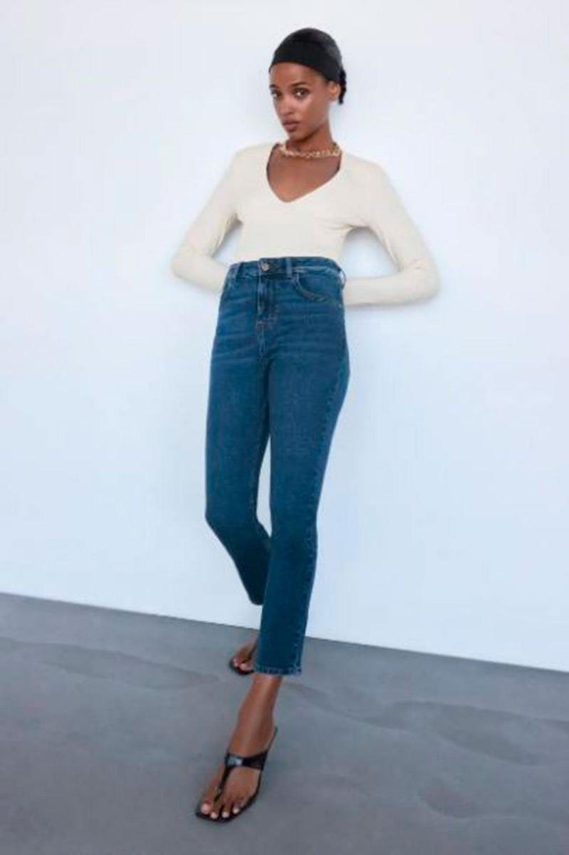 Jeans básicos con bajo 'flare' de Zara (precio: 15,99 euros)