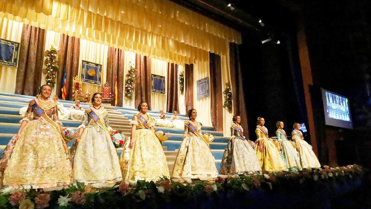 El acto del 50º aniversario de la falla Societat Club 53 congregó a los miembros, presidentes, falleras mayores e infantiles y cortes de honor a lo largo de su historia.