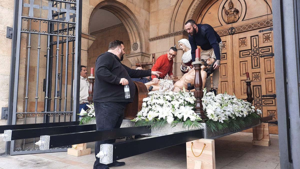 VÍDEO: preparativos para la procesión del Viernes Santo en Gijón