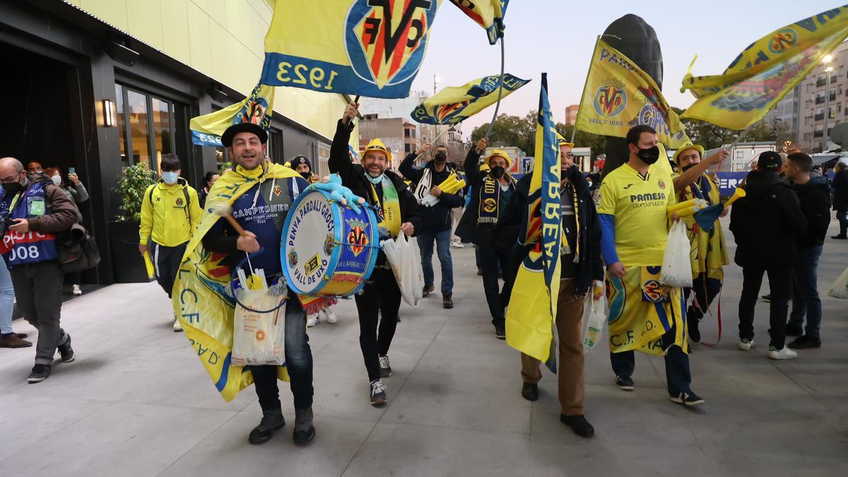 Un grupo de aficionados del Villarreal, en la previa de Champions contra la Juventus.