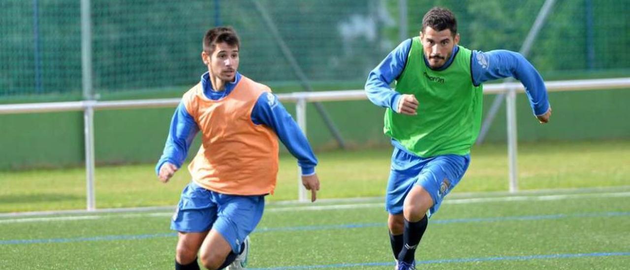 Jandrín, seguido de Álex Fernández, conduce la pelota durante un entrenamiento en Príncipe Felipe. // Gustavo Santos