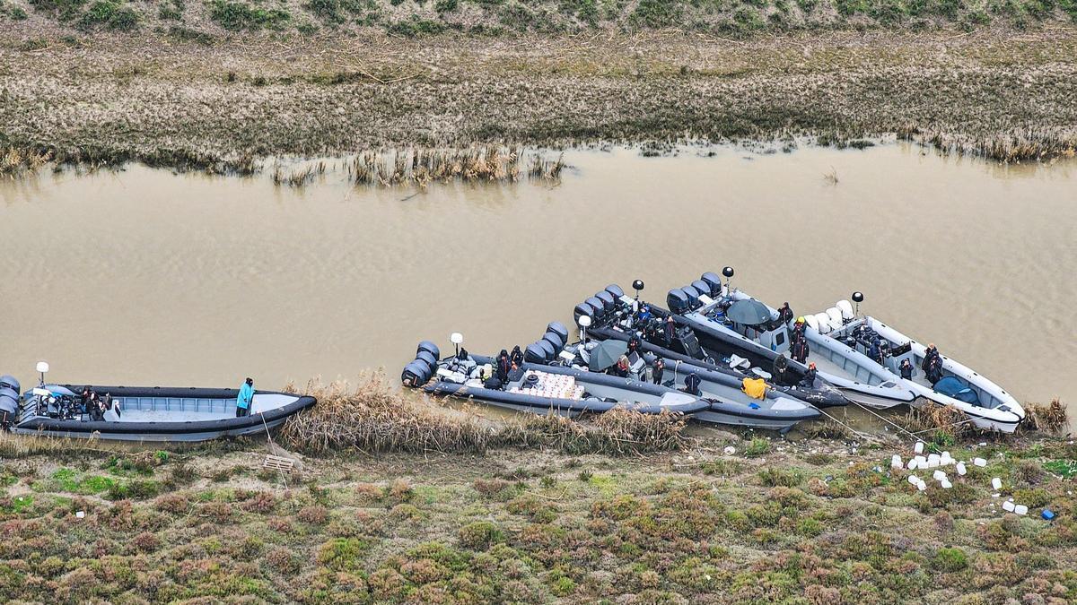 Narcolanchas varadas en el río Guadalquivir en una imagen de archivo.