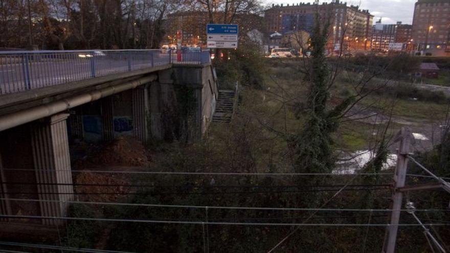 Las obras en el puente Azud obligan a cortar un carril