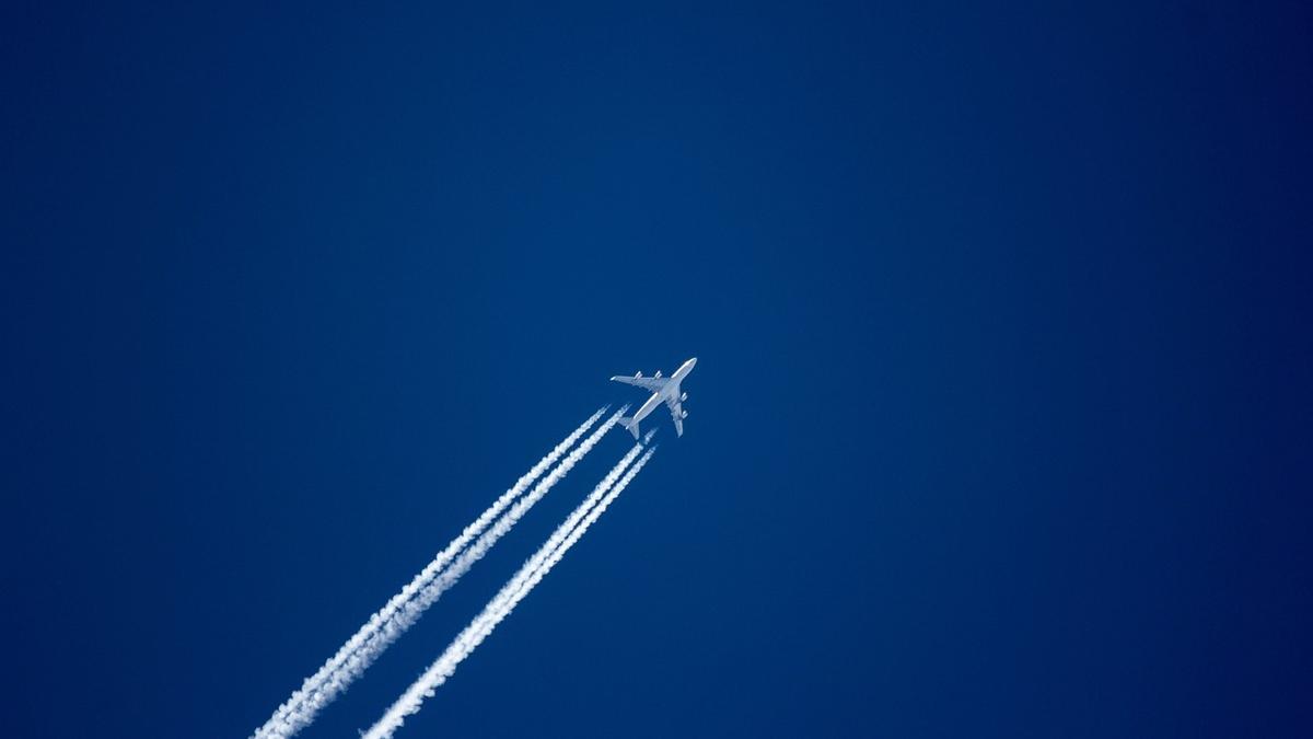 Un avión deja una estela a su paso por el cielo