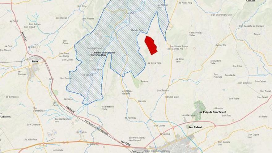 Gráfico difundido por el GOB en el que se aprecia, en rojo, la ubicación de la futura macrogranja y, a rayas azules, la zona protegida de na Borges.