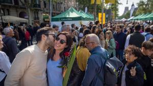 Una pareja se besa en las calles de Barcelona el día de Sant Jordi el año pasado