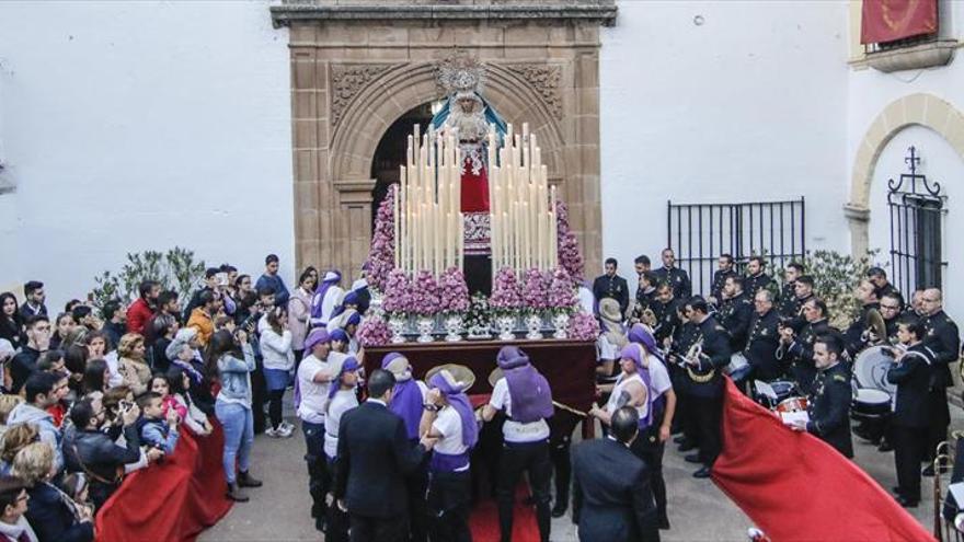 Miles de pétalos reciben a la Virgen de la Estrella y la de los Dolores sale escoltada