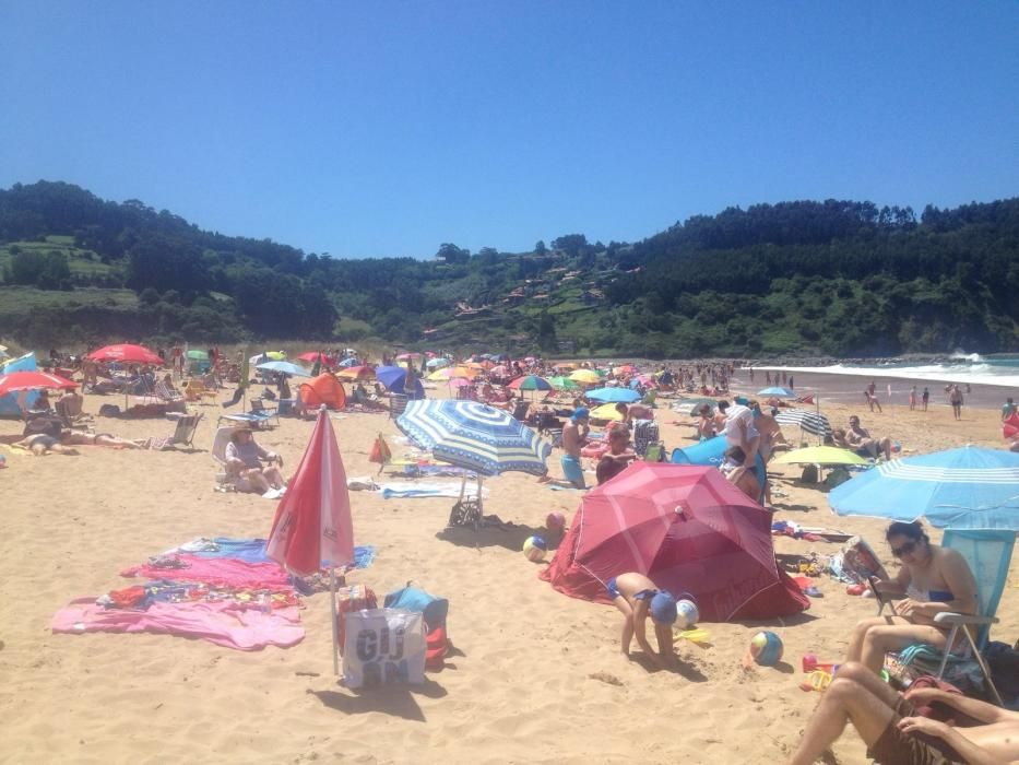 Jornada multitudinaria en las playas asturianas