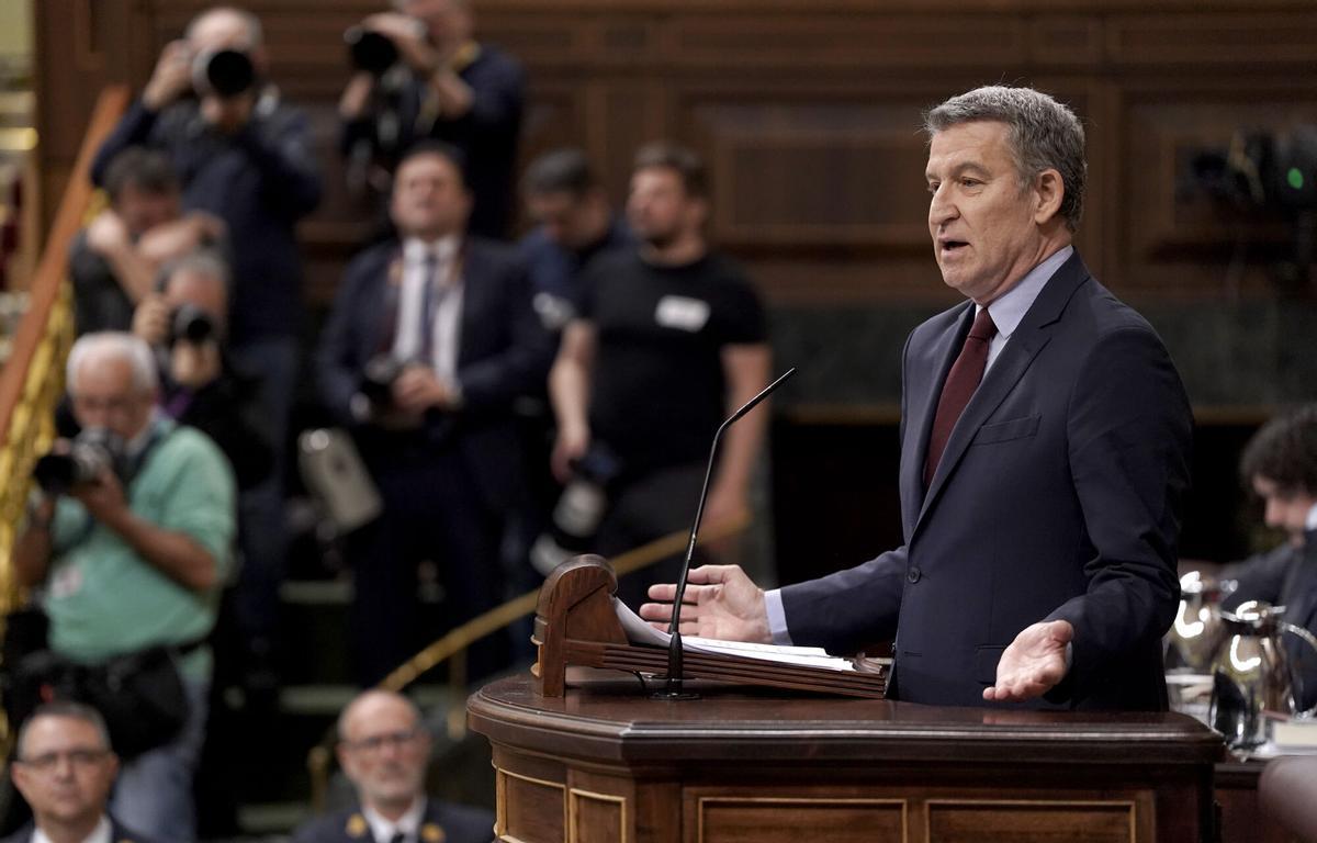 El líder del PP, Alberto Núñez Feijóo, y el presidente del Gobierno, Pedro Sánchez, durante el debate sobre defensa en el Congreso de los Diputados