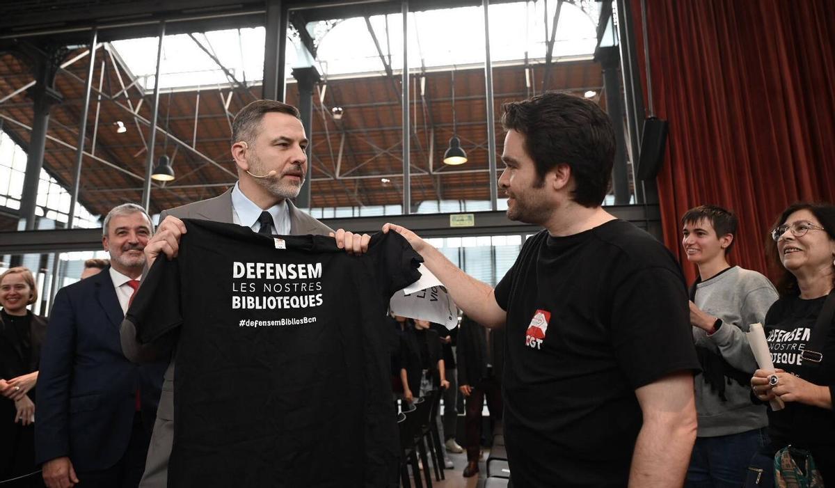 El escritor británico David Walliams recibe una camiseta reivindicativa de los bibliotecarios de Barcelona, este lunes en huelga, durante el pregón de Sant Jordi 2024