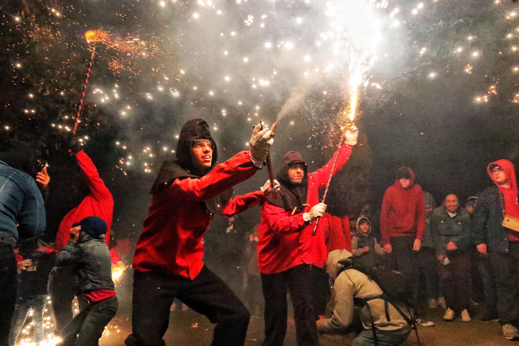 Galería de fotos: Castelló ‘enciende’ sus calles con dos correfocs simultáneos