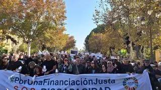 Miles de personas protestan en Sevilla por la financiación de la discapacidad: "Estamos en una situación límite"