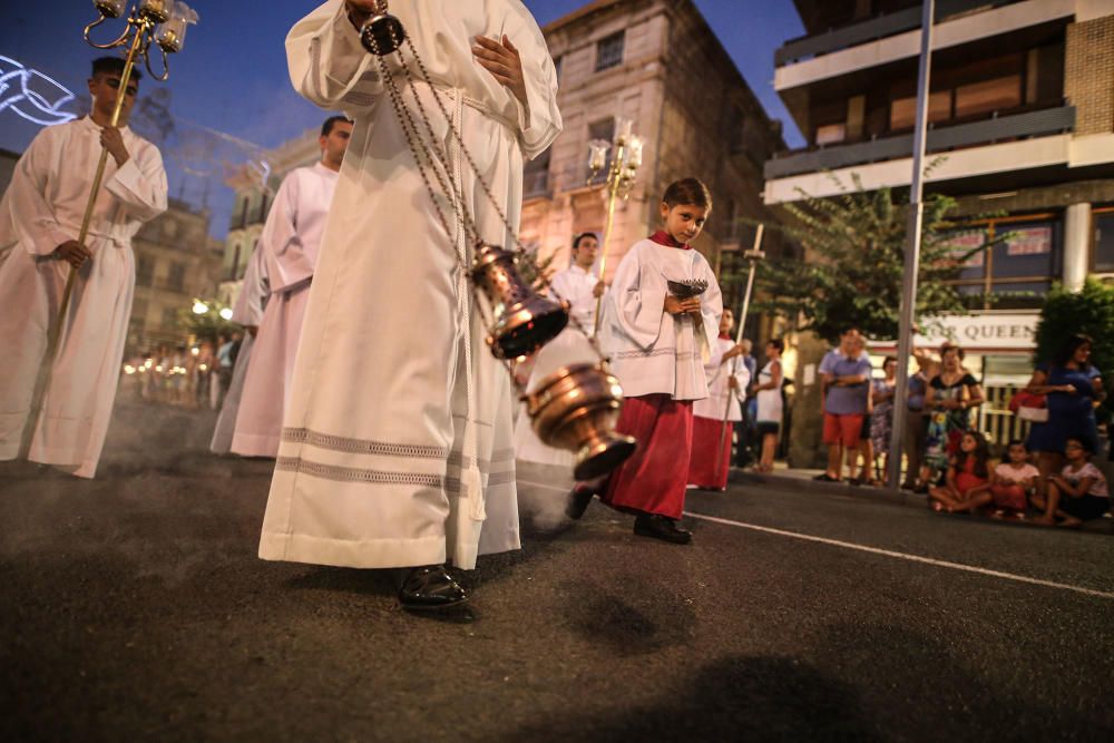 Los Armaos guían en Orihuela a la Virgen de Monserrate