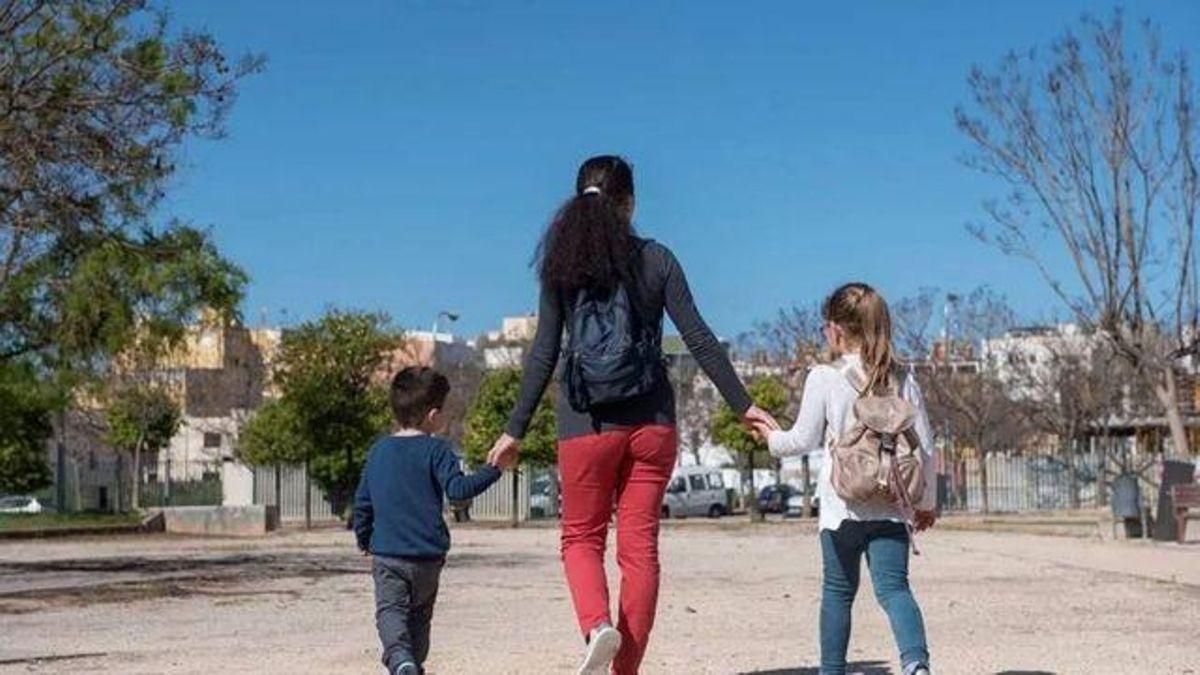 Una mare a càrrec de dos fills en una imatge d'arxiu.