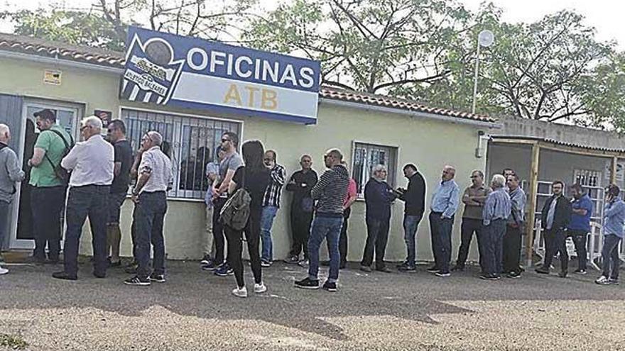 Colas en las oficinas del AtlÃ©tico Baleares para retirar las entradas.