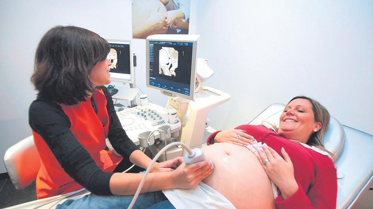 Imatge d’arxiu d’una dona embarassada a qui estan fent una ecografia.