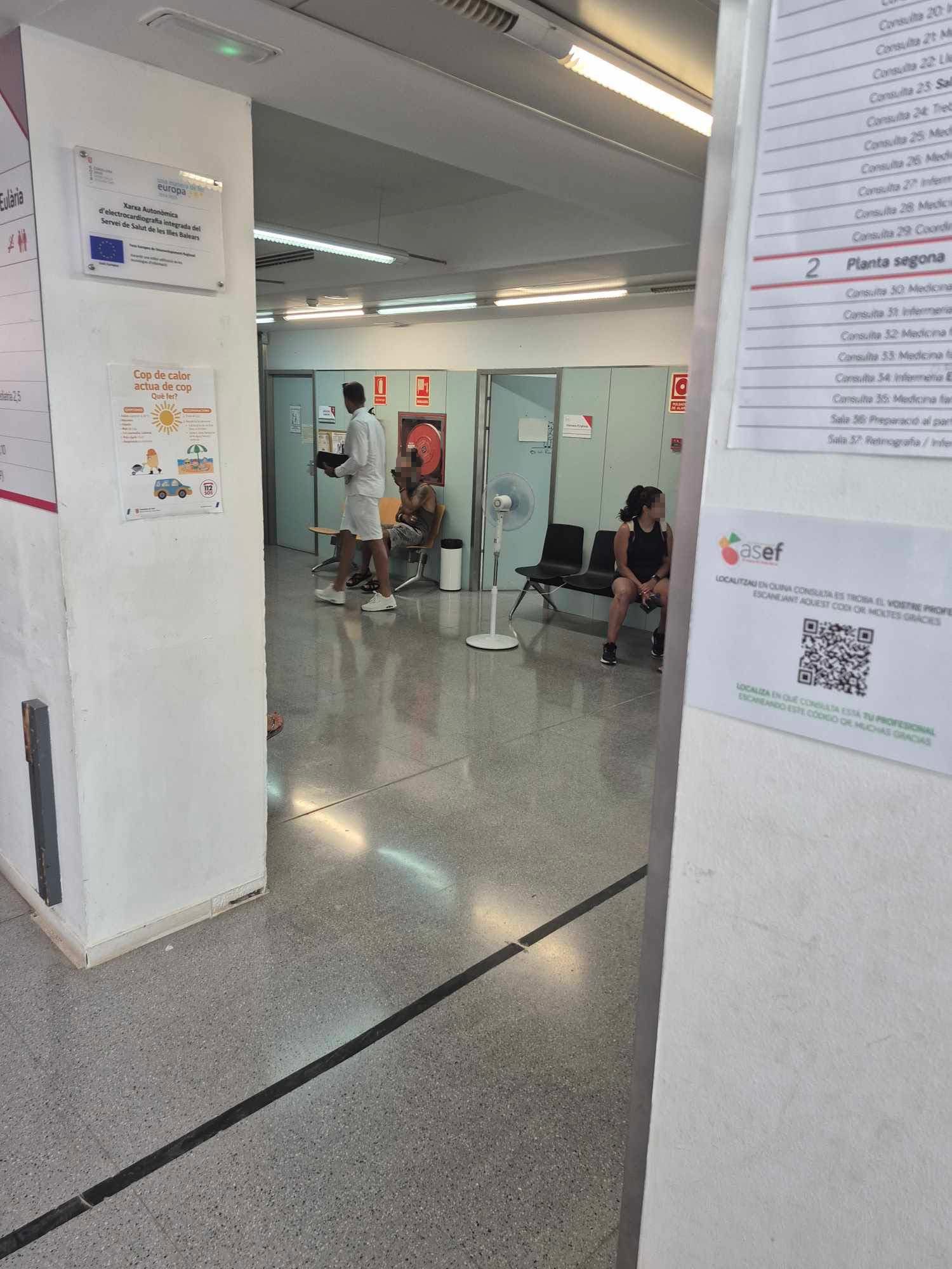 En el centro, ventilador en el ambulatorio de Santa Eulària este martes.